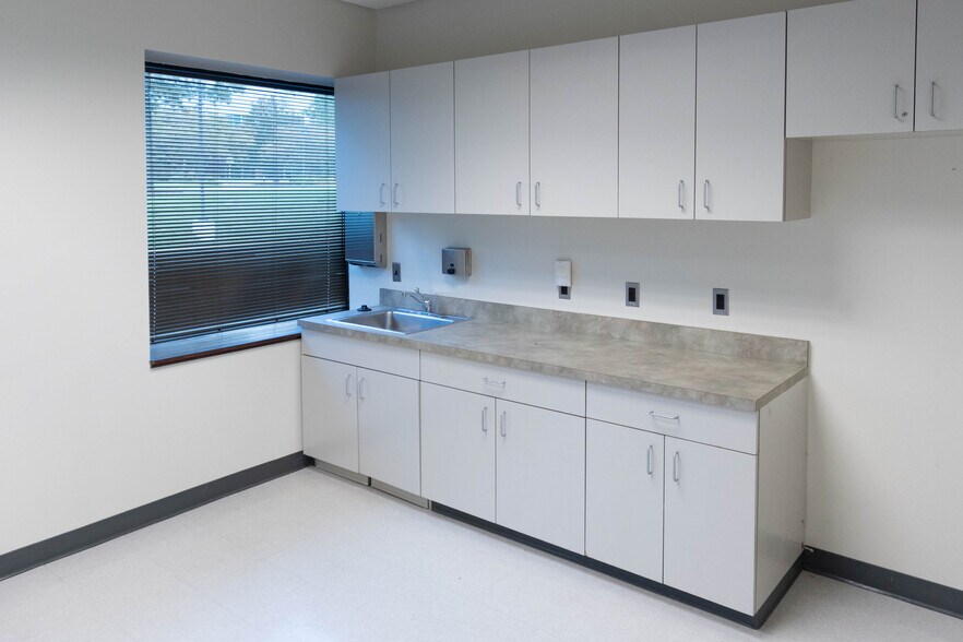 More Photos Of 22633 Davis Dr, Sterling Warehouse For Lease