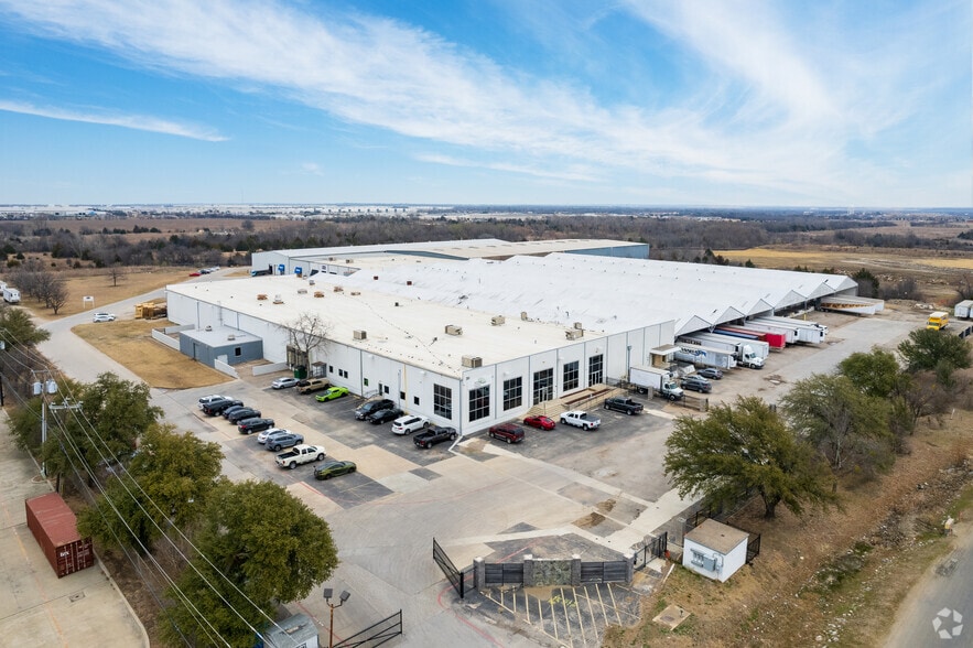 More Photos Of 301 E Risinger Rd, Fort Worth Distribution For Lease
