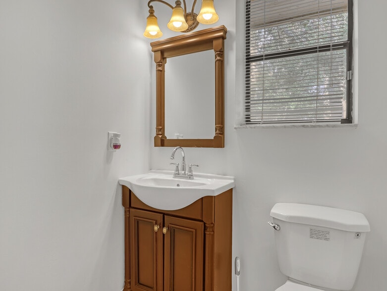 More Photos Of 1920 Palm Beach Lakes Blvd, West Palm Beach Medical For Sale