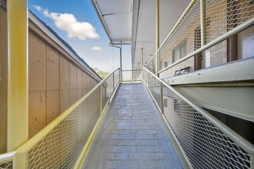 More Photos Of 16 S Country Club Rd, Decatur Hotel For Sale