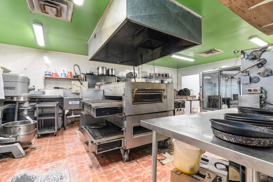 More Photos Of 140 W Main St, Itasca Restaurant For Lease