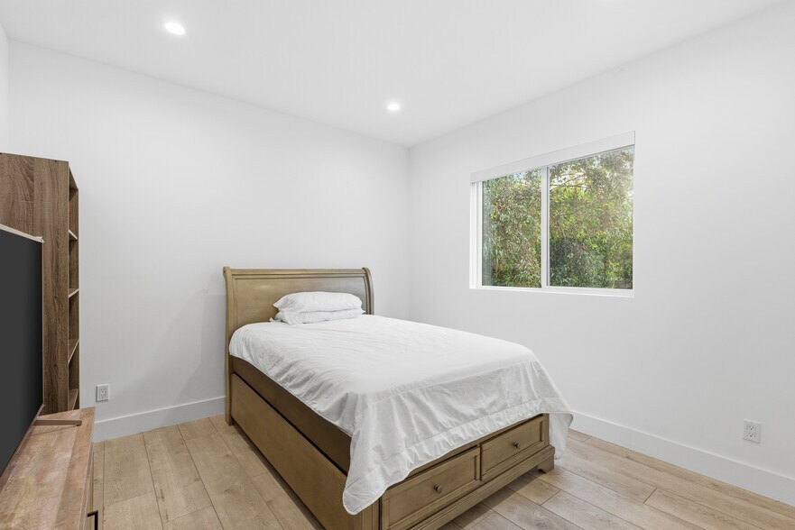 More Photos Of 13822 Oxnard St, Van Nuys Apartments For Sale