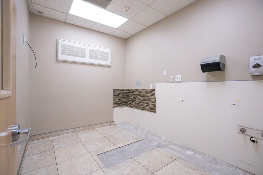 More Photos Of 3628 N Lecanto Hwy, Beverly Hills Veterinarian Kennel For Sale