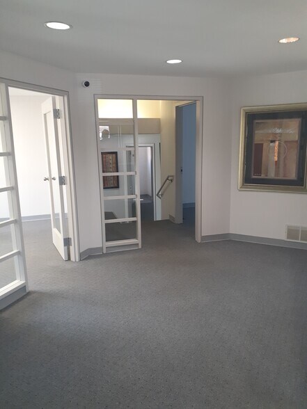 More Photos Of 7200 W Main St, Belleville Office For Lease