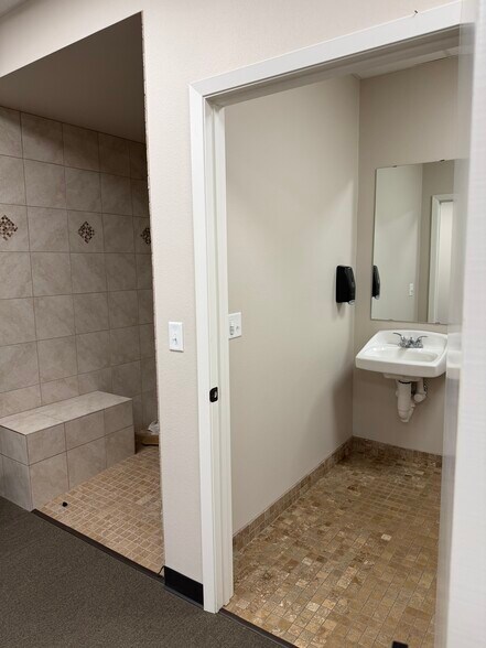 More Photos Of 3000 Gilmer Rd, Longview Storefront Retail Office For Lease