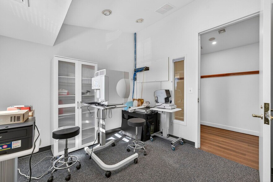 More Photos Of 10130-10134 Colvin Run Rd, Great Falls Medical For Lease