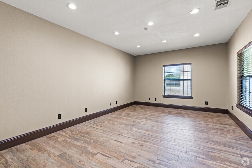 More Photos Of 421 Compton Ave, Irving Warehouse For Lease