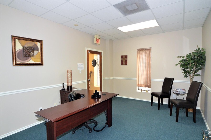 More Photos Of 4909 W Pasadena Blvd, Deer Park Office For Sale