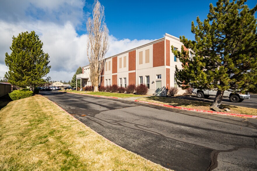 More Photos Of 601 N Larch St, Sisters Research And Development For Sale