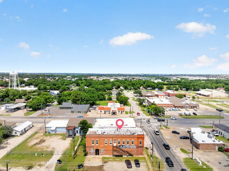 More Photos Of 201 N Bois D Arc St, Forney Storefront For Sale