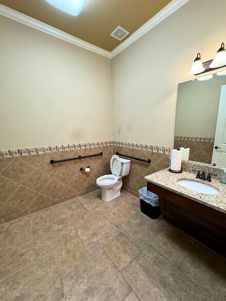 More Photos Of 16510 Avenplace Rd, Tomball Office For Lease