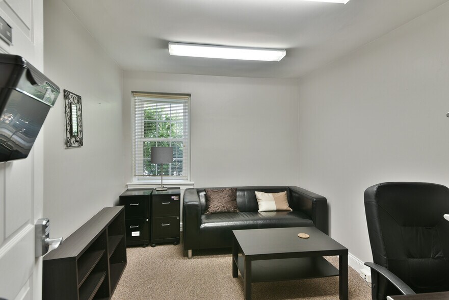 More Photos Of 12 E Mill Rd, Flourtown Medical For Lease