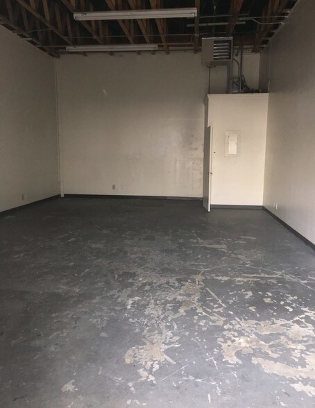 More Photos Of 200-202 E 37th St, Garden City Light Manufacturing For Lease