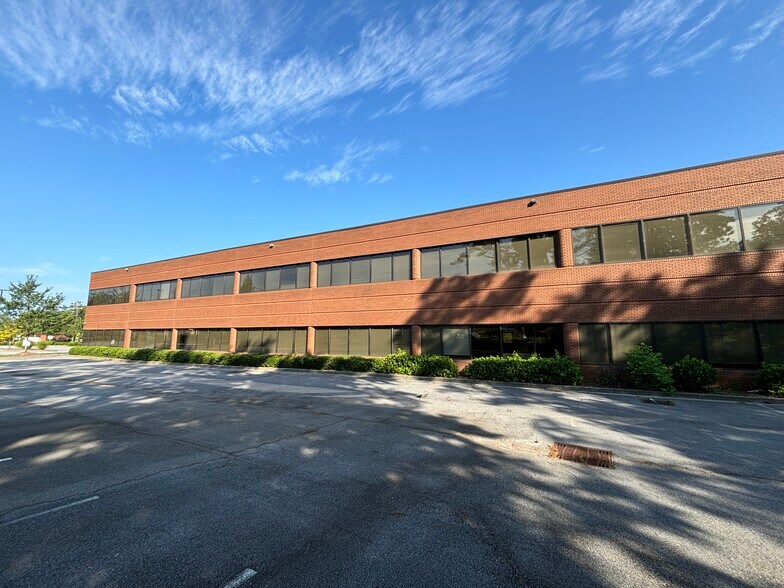 More Photos Of 5515 Spalding Dr, Peachtree Corners Office For Sale