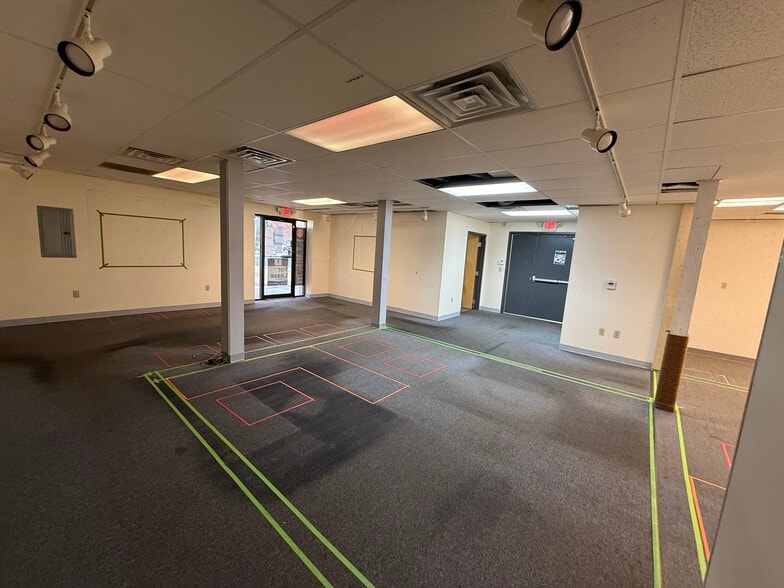 More Photos Of 220-222 W Plank Rd, Altoona Auto Dealership For Lease