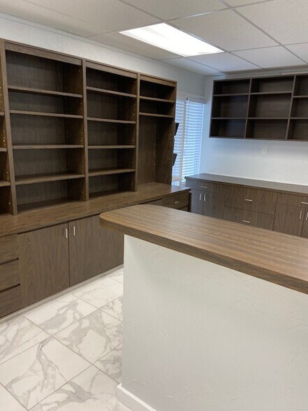 More Photos Of 2015 S Tuttle Ave, Sarasota Medical For Lease