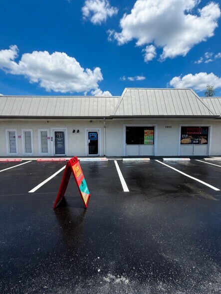More Photos Of 5701 Houchin St, Naples Light Manufacturing For Lease