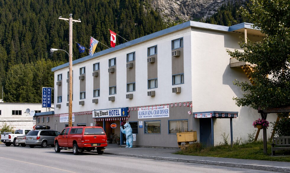Primary Photo Of 405 5 Ave, Stewart Hotel For Sale