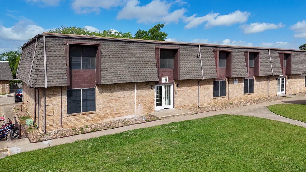 Primary Photo Of 900 Willowwood St, Denton Dormitory For Sale