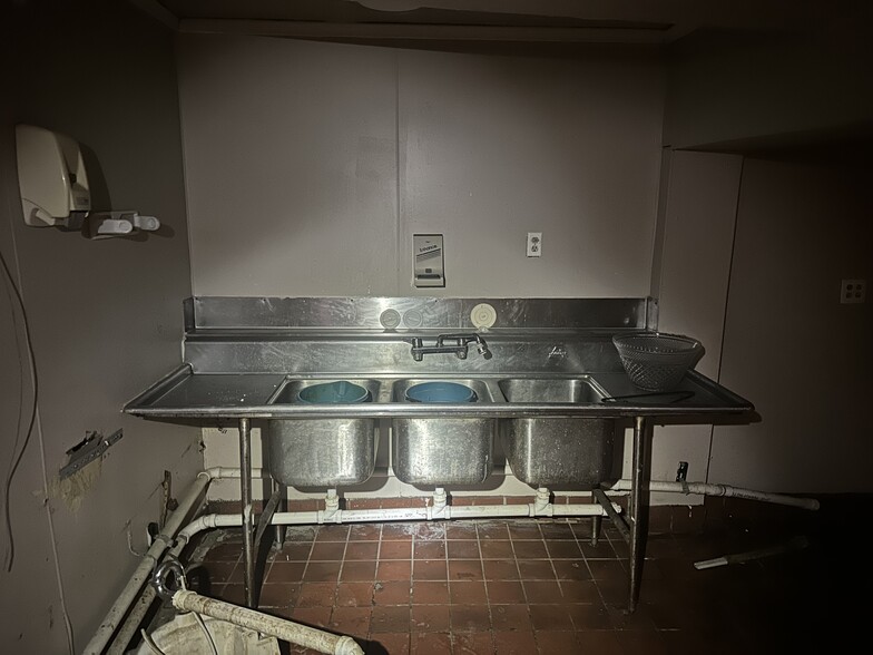 More Photos Of 1405 Ecorse Rd, Ypsilanti Freestanding For Sale