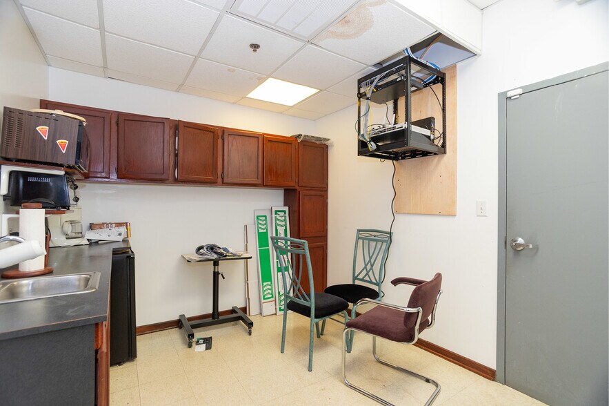 More Photos Of 8035 Lincoln Ave, Skokie Apartments For Sale