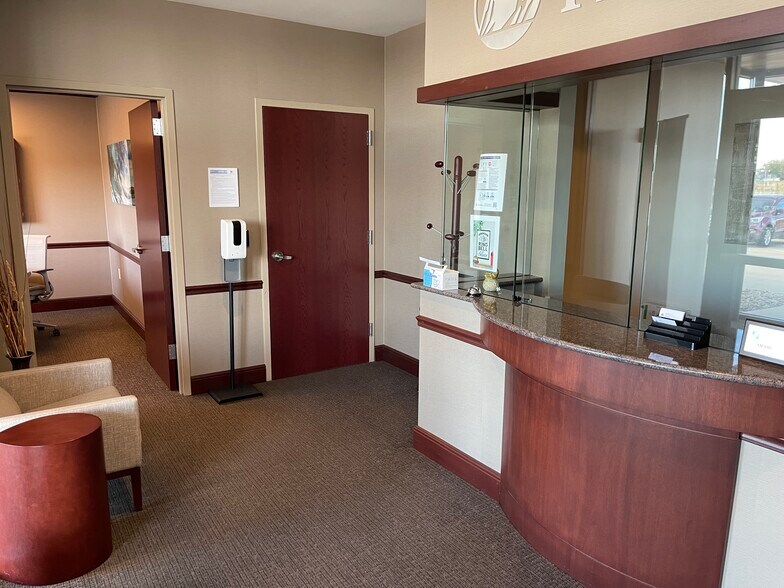 More Photos Of 1907 Jumer Dr, Bloomington Office For Lease