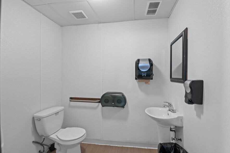 More Photos Of 201 S Broadway, Green Bay Restaurant For Sale