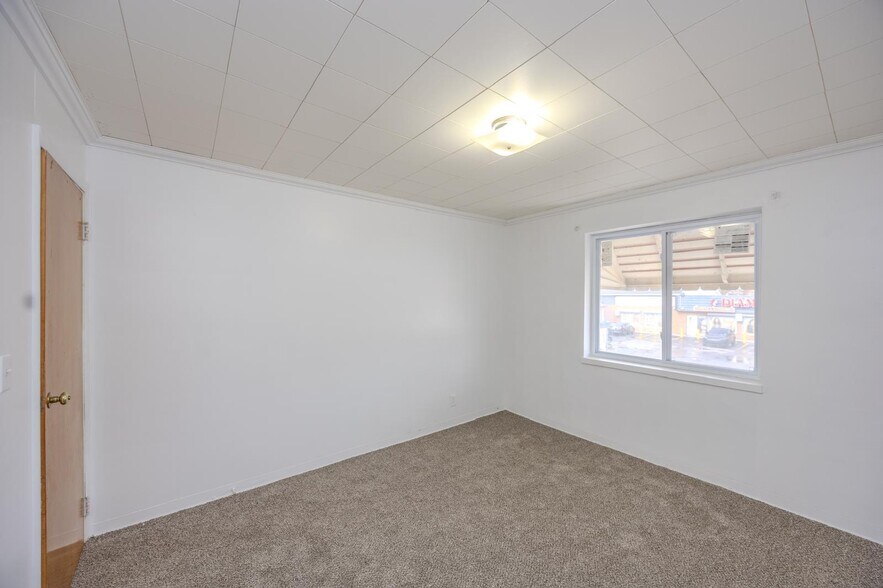 More Photos Of 2101 Pine Ave, Niagara Falls Storefront Retail Residential For Sale