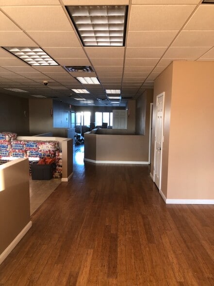 More Photos Of 24-13 45th St, Astoria Warehouse For Lease