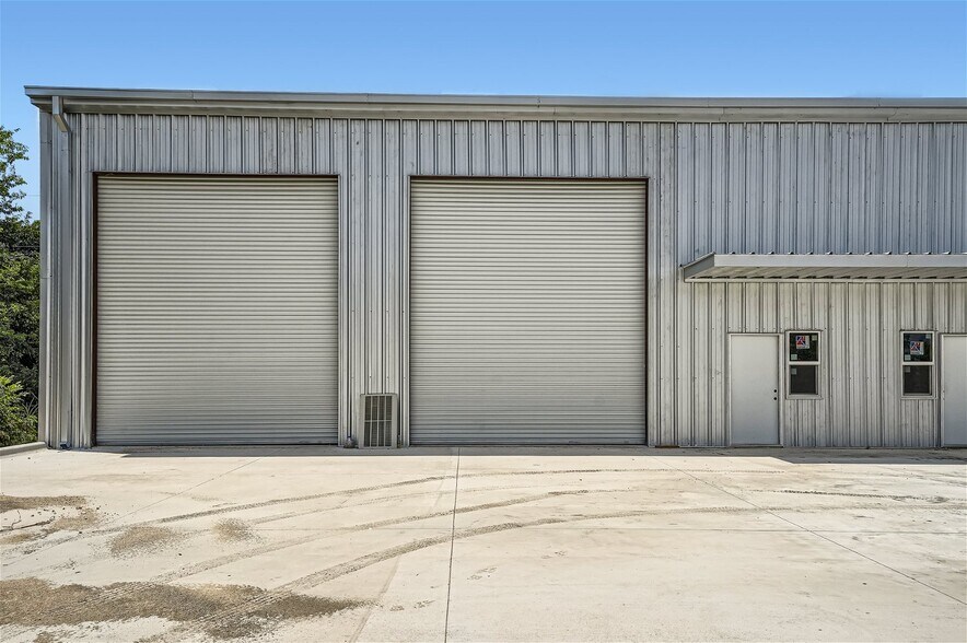 More Photos Of 16400 Parkview Dr, Austin Light Manufacturing For Lease