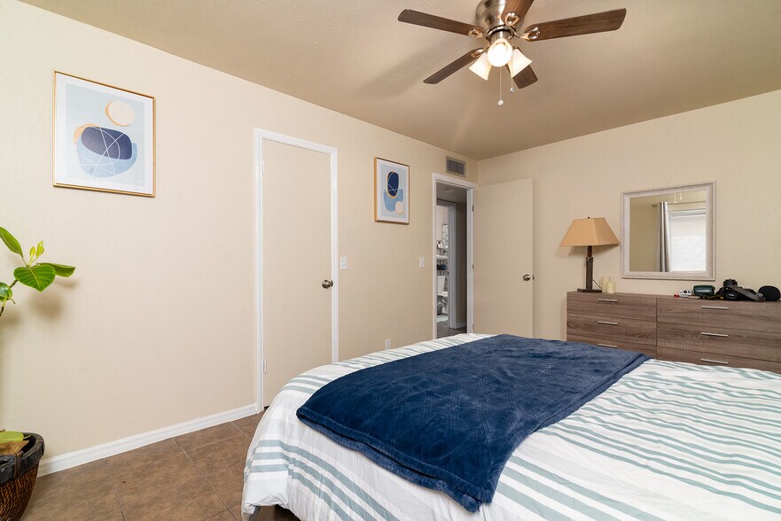 More Photos Of 528 W La Jolla Dr, Tempe Apartments For Sale