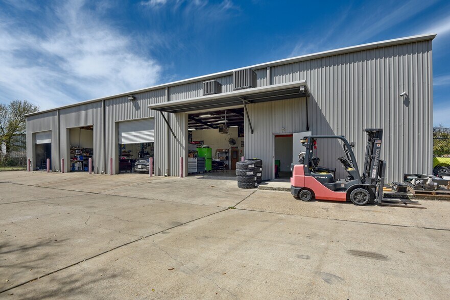 More Photos Of 2770 Osborn Ln, Bryan Showroom For Sale