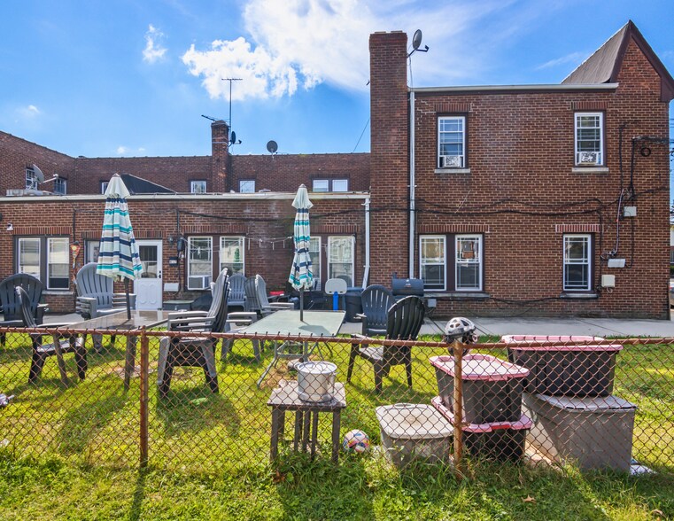 More Photos Of 615-621 Seaman Ave, Baldwin Storefront Retail Residential For Lease