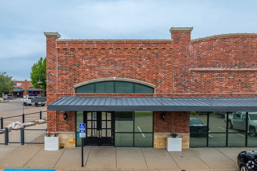 More Photos Of 205 S Main St, Red Oak Unknown For Lease