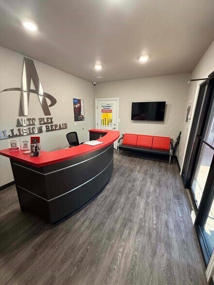 More Photos Of 1705 W Walnut St, Paris Industrial For Lease