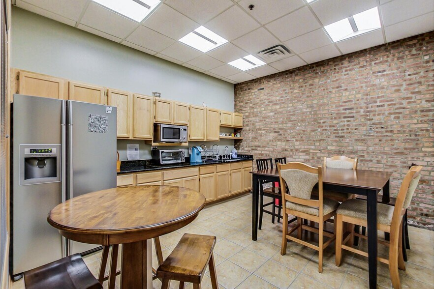 More Photos Of 526 E 114th Pl, Chicago Manufacturing For Lease