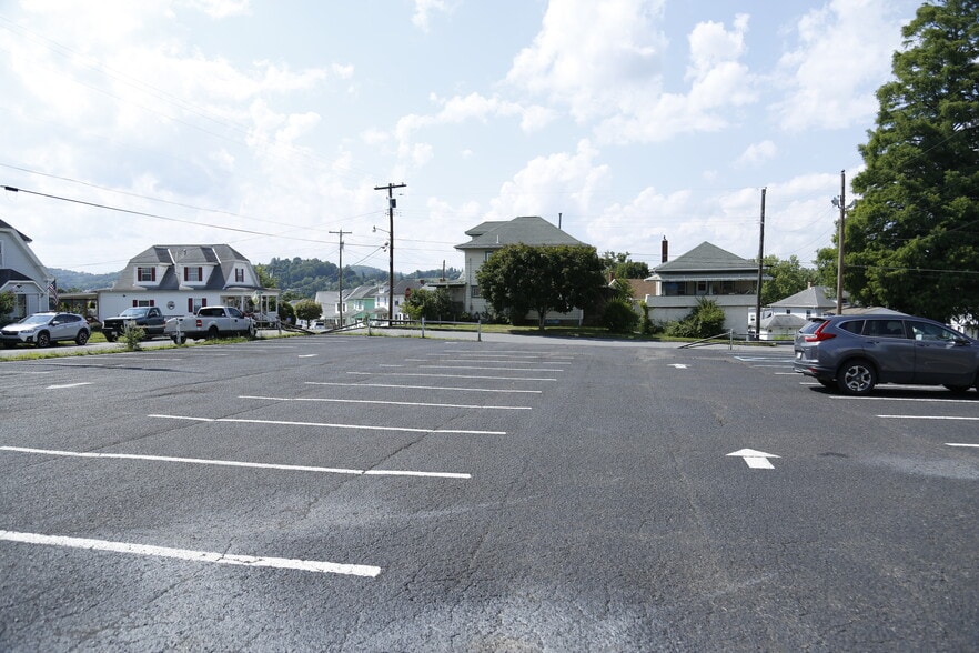 More Photos Of 801 E Park Ave, Fairmont Storefront For Sale