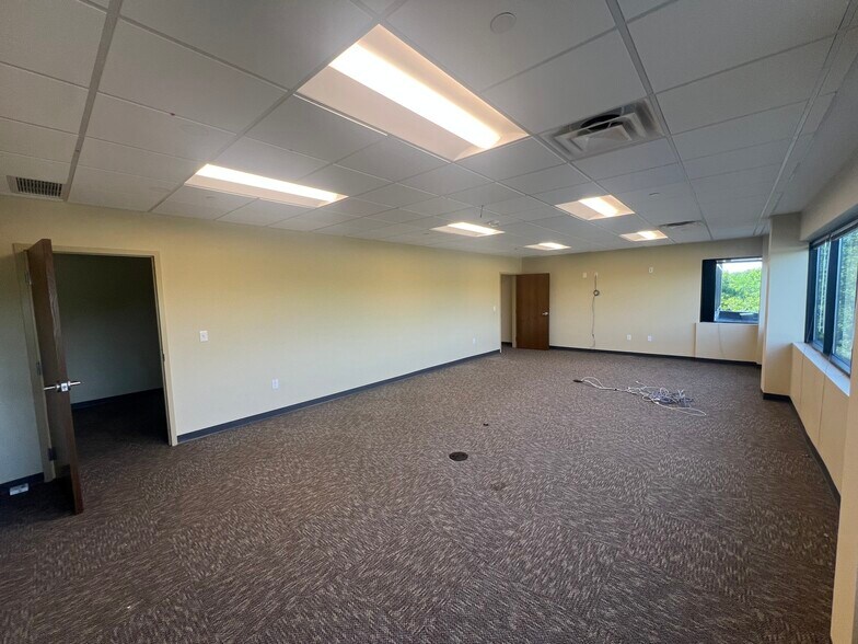 More Photos Of 2670 Chancellor Dr, Crestview Hills Office For Lease