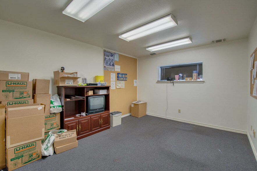 More Photos Of 1212 S Clay St, Ennis Manufacturing For Sale