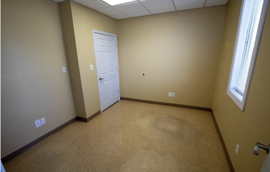 More Photos Of 347 Braley Rd, Huntington Flex For Sale