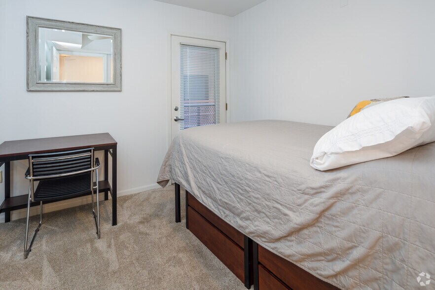 More Photos Of 202 Green St E, Champaign Apartments For Lease