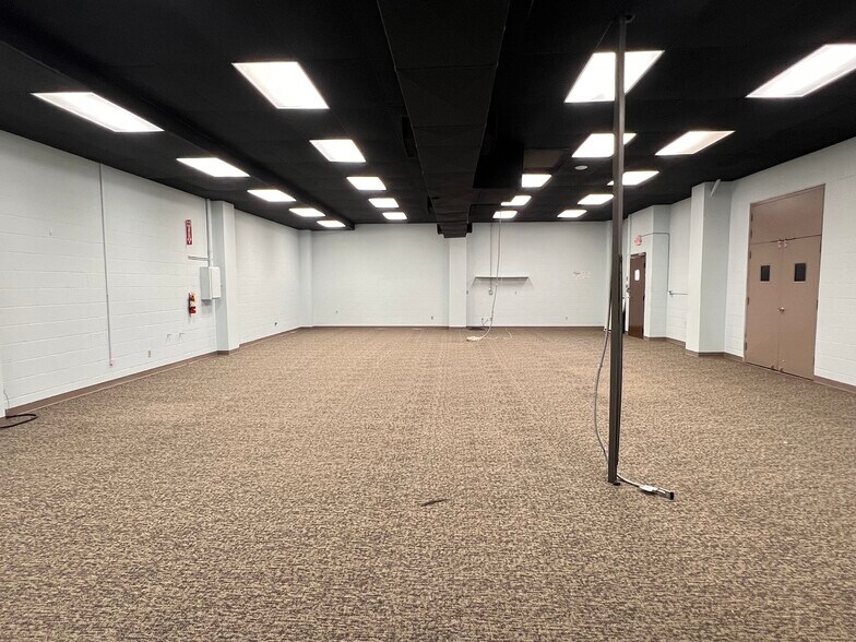 More Photos Of 211 W 3rd St, Taylor Office For Lease