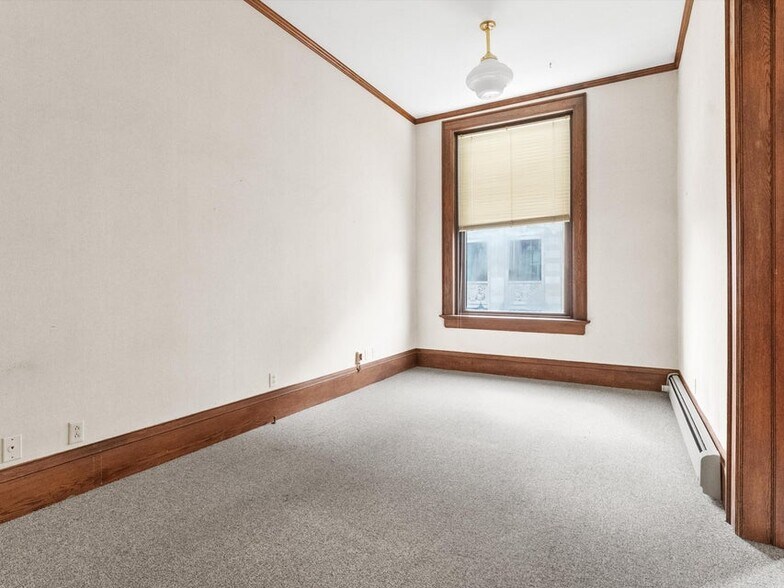 More Photos Of 921-931 8th St, Manitowoc Office For Sale