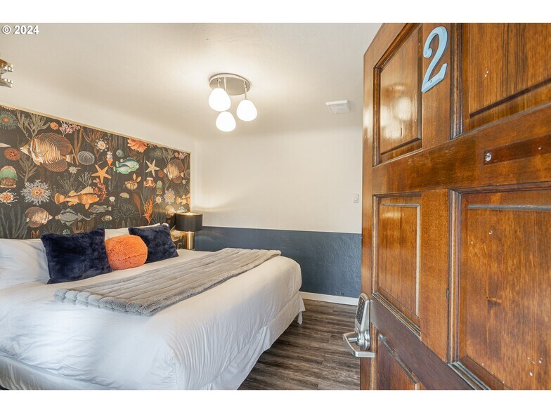 More Photos Of 1175 2nd St SE, Bandon Hotel For Sale