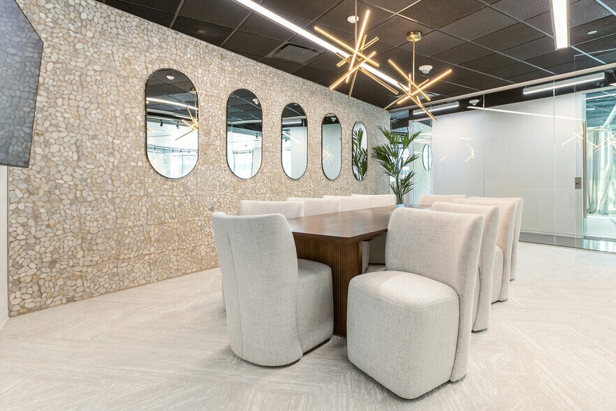 More Photos Of 2325 E Camelback Rd, Phoenix Office For Lease