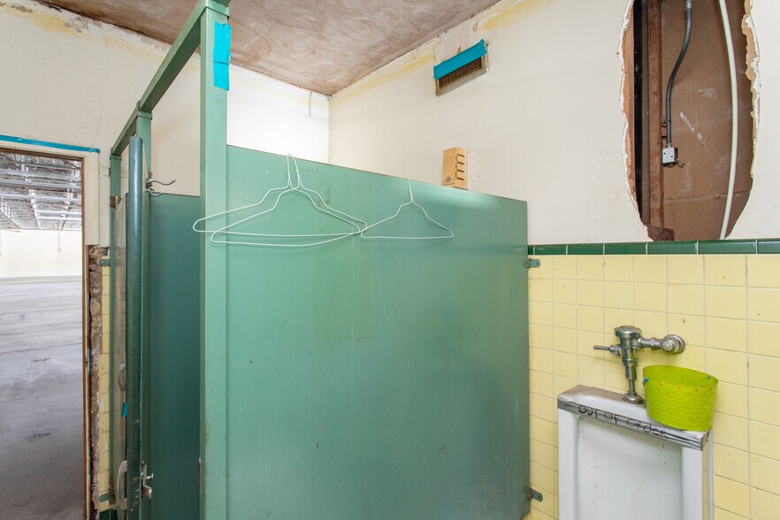 More Photos Of 2200 5th St, Wichita Falls Warehouse For Sale