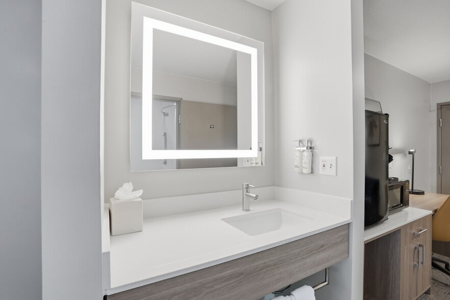 More Photos Of 10680 S Auto Mall Dr, Sandy Hotel For Sale