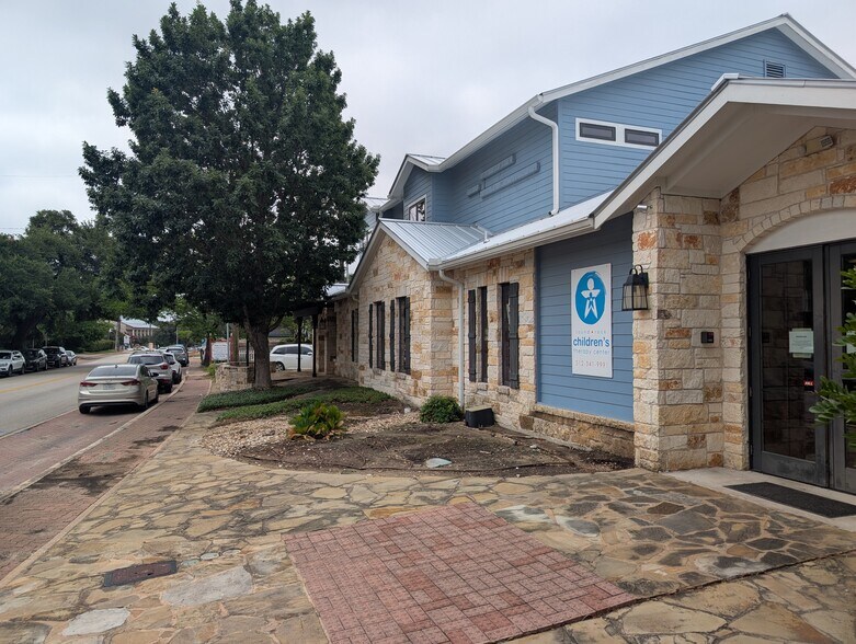 More Photos Of 12 Chisholm Trl, Round Rock Freestanding For Lease