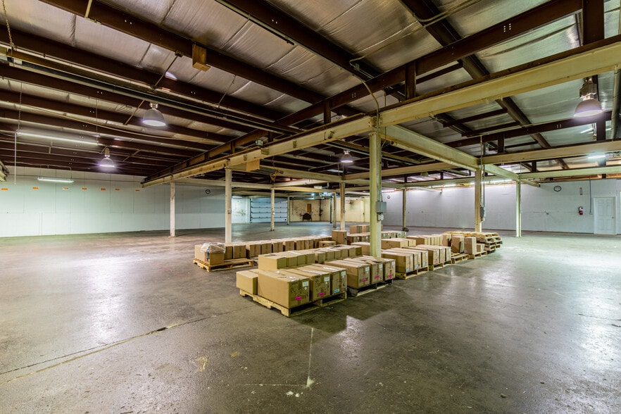 More Photos Of 825 N Pleasant St, Princeton Flex For Sale