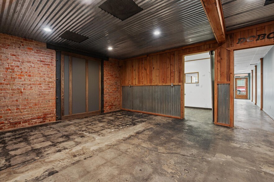 More Photos Of 453-463 S Thompson Ave, Excelsior Springs Storefront Retail Office For Sale